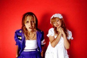 A la derecha Ichiko interpretada por Anna Tsuchiya y a la izquierda Momoko por Kyoko Fukada en la adaptación cinematográfica de 2004. 