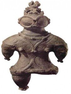 Figura femenina en arcilla del tipo «con gafas». Fase final del periodo Jômon. Kamegameoka, prefectura de Aomori.