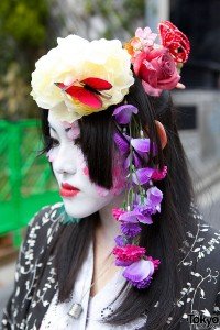  Extraída de Tokio Fashion. Aquí podemos observar tanto los múltiples accesorios para el cabello como un maquillaje de tipo shiroguri y lo que parece una adaptación de un yukata.