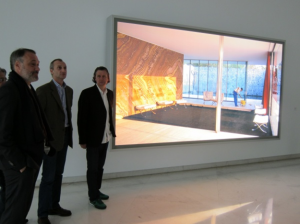 Jeff Wall junto a la transparencia Morning Cleaning en su última exposición hasta la fecha en el Centro Gallego de Arte Contemporáneo, 2012.