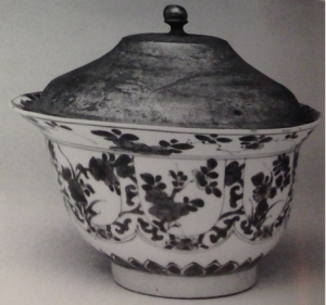 Porcelana Blanca y Azul procedente de las colecciones del Museo Topkapi de Estambul, la cual conserva la tapa de cobre dorado.