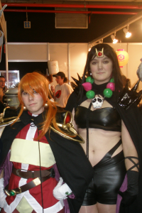 Cosplayers anónimas disfrazadas de Reena y Naga, protagonistas de la serie Reena y Gaudi (la segunda de algunas de las historias). Imagen perteneciente al Salón del Manga de Barcelona de 2010.