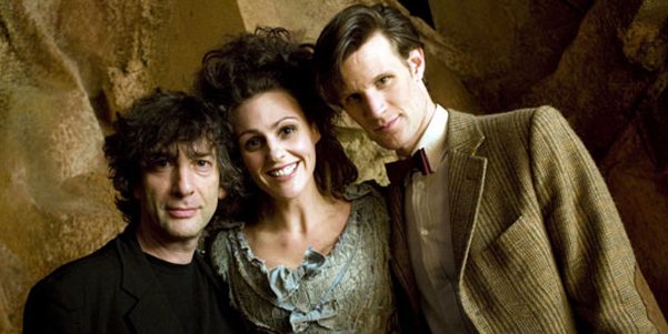Neil Gaiman (izquierda) con Suranne Jones y Matt Smith, durante el rodaje del capítulo de Doctor Who La mujer del doctor.