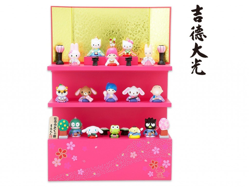 Un ejemplo de hina-dan donde las muñecas tradicionales se ven sustituidas por los diferentes personajes de Sanrio ataviados y con los objetos correspondientes a aquellos a quien representan.