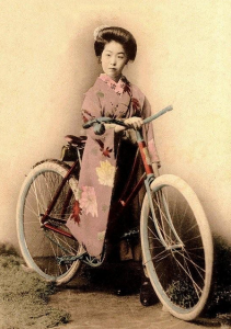 En esta fotografía se puede ver a una joven estudiante con sus pantalones, su quimono de largas mangas y zapatos masculinos occidentales llevando una bicicleta (lo que tanto en Occidente como en Oriente se convirtió en símbolo de la emancipación femenina).