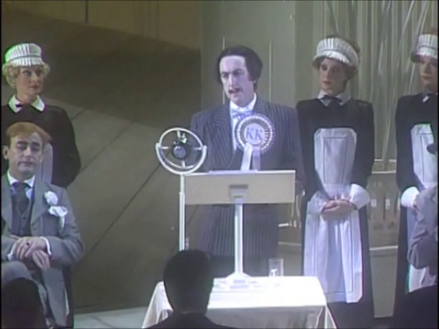 Eric Idle interpretando The list, uno de los números cómicos por excelencia (click en la imagen para verlo en youtube). 