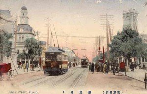 Fotografía coloreada de época Meiji en la que se muestra la modernización de la calle Ginza, una de las zonas principales de la ciudad de Tokio.