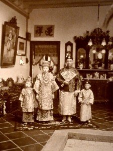 Señor y señora Yeo Beng el día de su boda en su casa de Singapur c.1930 (fuente: Travelling Cows)