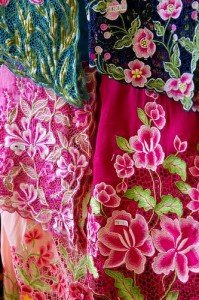 Bordados con los tonos más frecuentes en peranakan.