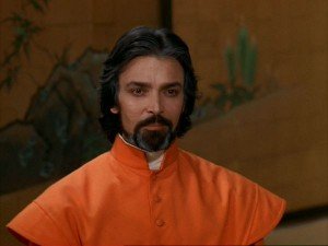 Damien Thomas como el padre Martin Alvito.