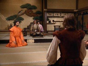 Uno de los primeros encuentros entre Martin Alvito y Blackthorne, una entrevista ante Toranaga para la que el jesuita sirve de intérprete.