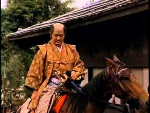 Frankie Sakai como Kasigi Yabu, en un fotograma de la serie de televisión.