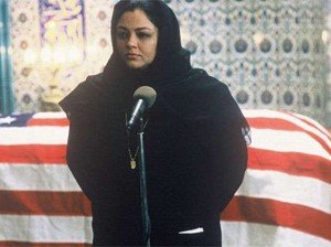Fotograma donde la madre protagonista aparece hablando en el funeral de su hijo, tras descubrirse toda la verdad.
