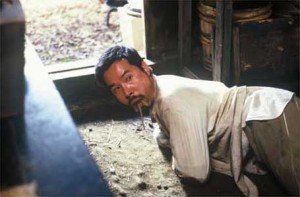 Fotograma donde puede verse al soldado-serpiente engulliendo una rata.