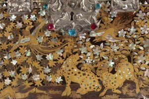 Vista en detalle de una de laca namban. Pueden apreciarse las incrustaciones de nácar.