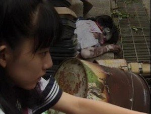 Kanna acecha a su compañera.