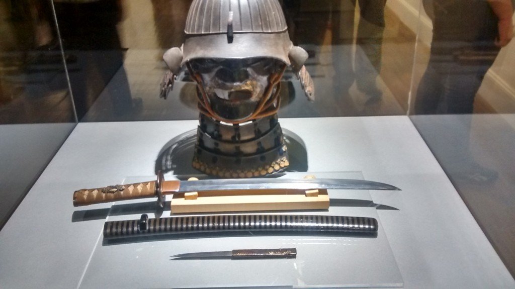 Casco y espadas que acompañan la muestra de teatro kabuki.