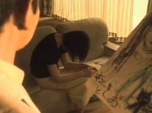 Cuando Yoshimi encuentra un dibujo de Toshio y el diario de Kayako, la maldición cae sobre ella.