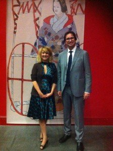 Los comisarios Elena Barlés y David Almazán posan a la entrada de la exposición.