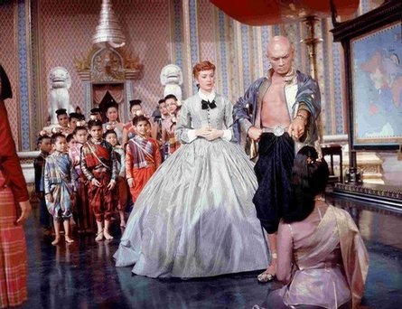La riqueza y el colorido propios de Siam compiten en grandilocuencia con los ampulosos vestidos de Deborah Kerr en El rey y yo (1956).