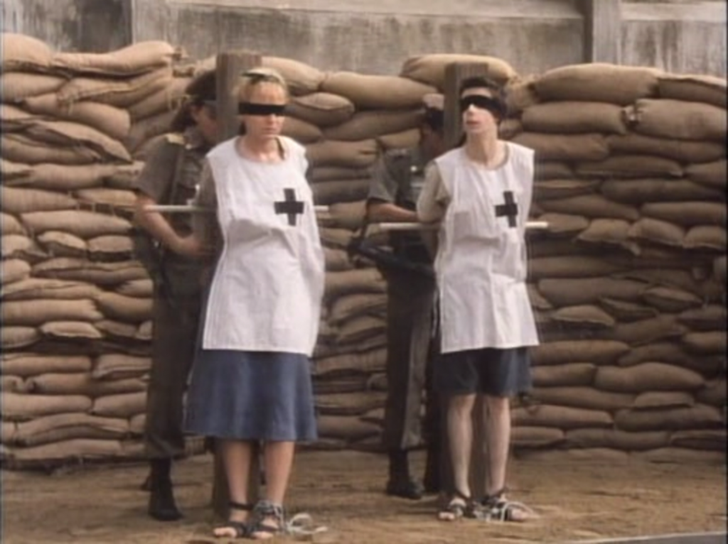 Mandy y Billy Engels preparados ante el pelotón de fusilamiento, en un fotograma de Bangkok Hilton.