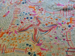 Cuatro fénix o feng-hua emprenden el vuelo en las cuatro direcciones cardinales, símbolos de la emperatriz y del elemento yin. 