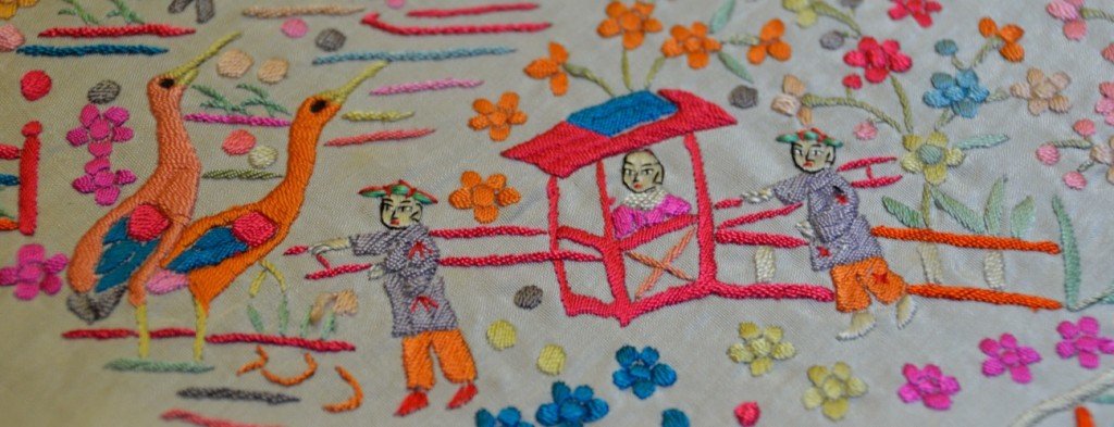 Vemos a un noble llevado en un palanquín junto a dos grullas, símbolos del camino.