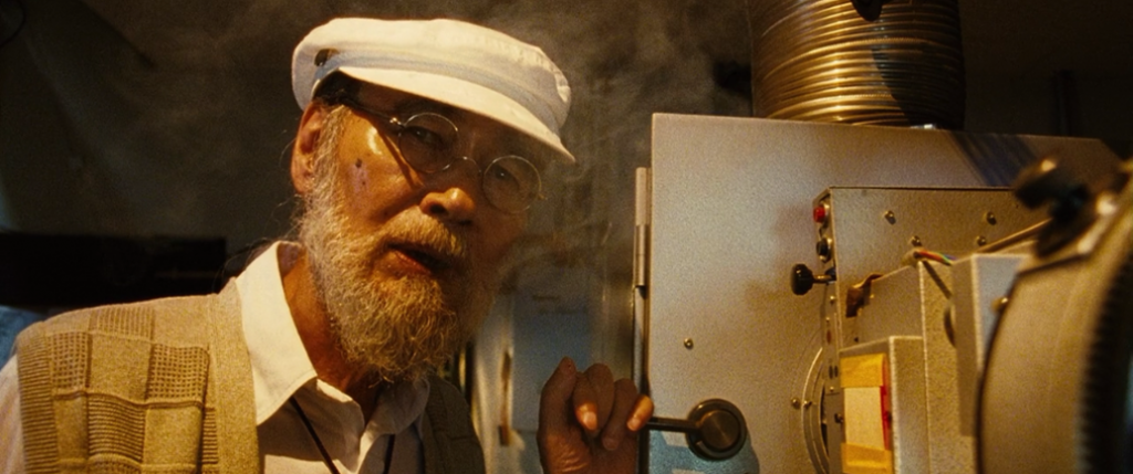 Imagen del anciano proyeccionista, que nos recuerda al entrañable Alfredo de Cinema Paradiso.