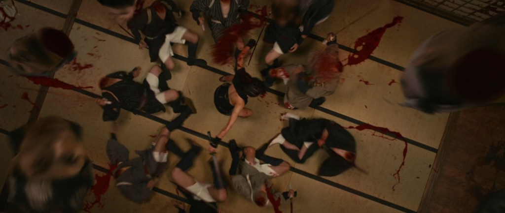 Impresionante plano cenital en el que Mitsuko da muerte a sus enemigos con gran destreza y elegancia.