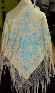 Mantón de Manila de bordado monocromo en celeste sobre amarillo. Mediados del siglo XIX.