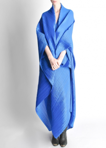 Capa de la línea Pleats Please.