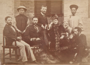 Enrique de Otal y Ric con algunos amigos y compañeros de la legación española en China.*