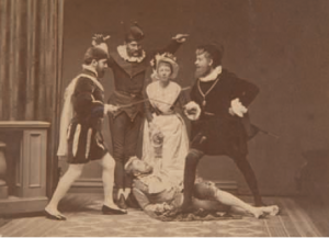 Tableau vivant en un baile de disfraces celebrado en Shanghai el 11 de febrero de 1876. Enrique de Otal y Ric aparece en primer lugar desde la izquierda.*