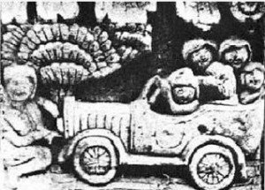 Relieve de un templo balinés a un grupo de turistas a bordo de un coche/taxi; posiblemente, el representado fuera uno de los de la flota de Patimah.
