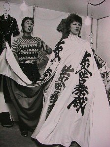 El personaje de Bowie, Ziggy Stardust solía llevar los modelos diseñados para él por Yamamoto.