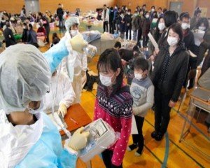 Examen al que se tuvieron que enfrentar todos los evacuados de las proximidades de la central para determinar sus niveles de radiación.