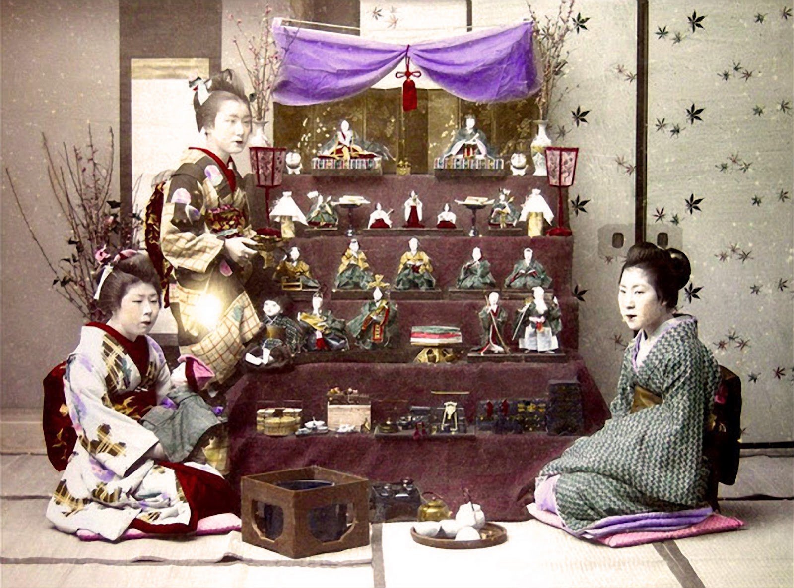 Fotografía del período Meiji donde podemos ver la celebración del Hinamatsuri con un Hina-dan donde se exponen las muñecas tradicionales.