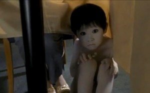 Toshio, bajo la mesa del bar y a plena luz del día.