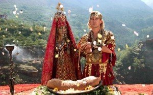 Recreación fílmica de 2004 en la que se refleja el uso trajes orientales por parte de Alejandro Magno, en este caso interpretado por Colin Farrel.  Aquí vemos como lleva la diadema imperial persa por corona, una amplia faja dorada y túnica de seda.