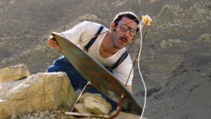 Hassan, uno de los protagonistas, ajustando la parabólica que le permite consumir cine y televisión. 