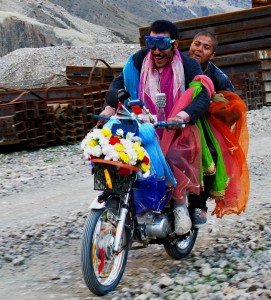 Hassan y Ashgar se disponen a engalanar el gargar para la boda. 