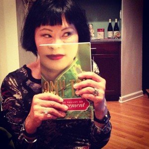 La autora posa junto a su obra.