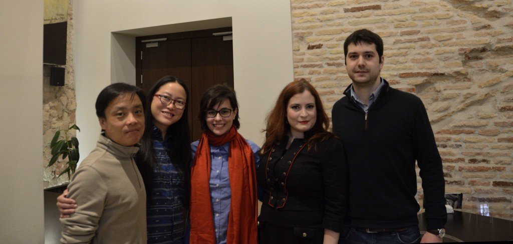 Jiang Yi y  Tang Ying, acompañados de parte del equipo de Ecos de Asia.