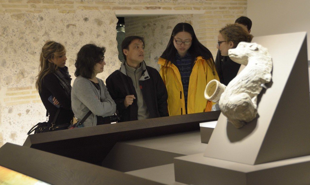 El escritor y fotógrafo Tang Ying y la periodista Jiang Yi, durante su visita al Museo Diocesano.