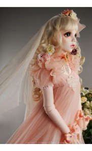 Modelo Trinity Doll-Pink Voler Lumie-LE10, actualmente a la venta en la página web de Dollmore. 