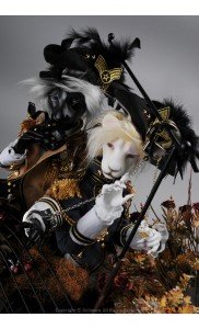 Dos muñecas pertenecientes a la línea Homme Lion Doll (Dollmore).  Un claro ejemplo de la incorporación a moldes humanos de rasgos propiamente animales.