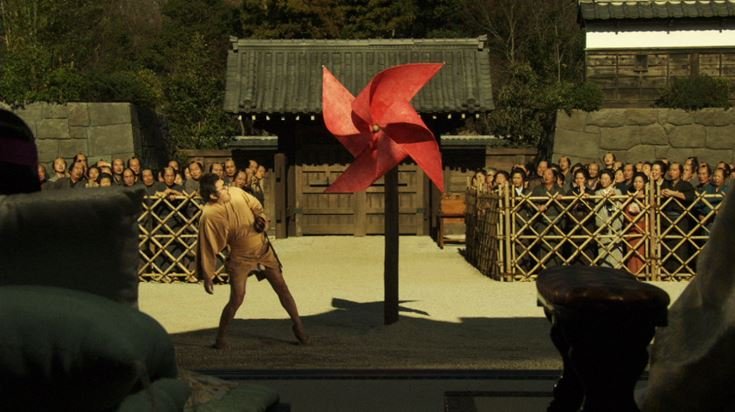 Durante los intentos finales por hacer reír al joven heredero, Nomi Kanjuro contará con el apoyo de los habitantes de la cuidad.