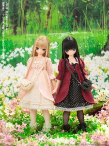 En esta imagen podemos apreciar dos modelos diferentes de Azone, en los que, a pesar de llevar un atuendo similar, se diferencian por la expresión del rostro y el color de los ojos.