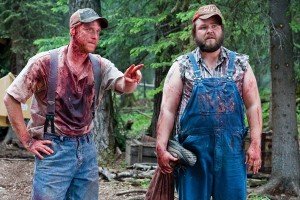 Tucker y Dale intentando explicar qué hacen con un cadáver.