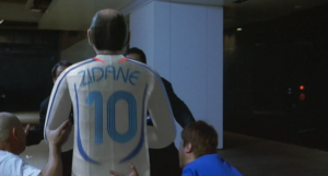 Todo el surrealismo de Kitano queda concentrado en esta  escena, protagonizada por un muñeco que representa a Zidane.  